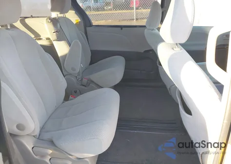 2012 Toyota Sienna Le V6 8 Passenger z USA, uszkodzony, nr VIN 5TDKK3DC7CS181026